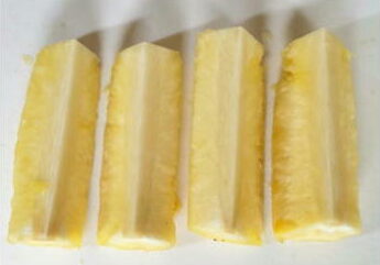 パイナップル芯と周りを中心から4等分に切る